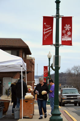 customers buy kettle corn during homespun holiday